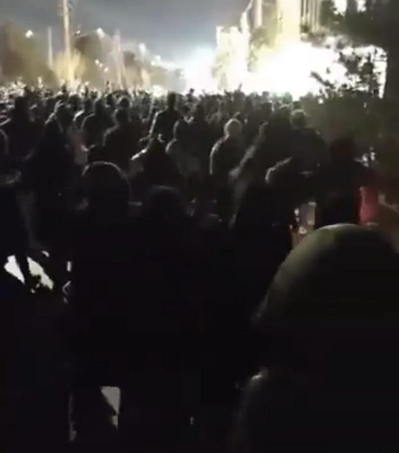 聖城庫姆也有數千名婦女不懼威脅走上街頭。 圖:翻攝自 X 聖城庫姆也有數千名婦女不懼威脅走上街頭。 圖:翻攝自 X