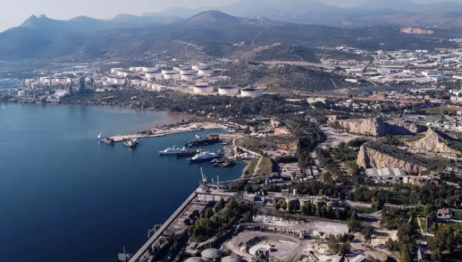 埃萊夫西納港仍以散貨處理為主，與比雷埃夫斯港的貨櫃運輸功能有所不同。&nbsp;&nbsp;&nbsp;圖:翻攝自觀察者網