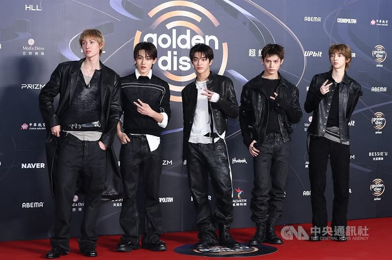 第40屆金唱片10日在台北大巨蛋舉行頒獎典禮，紅毯下午率先展開，首組登場藝人就是人氣爆棚的男團CORTIS（圖），面對鏡頭展現酷帥魅力。&nbsp;&nbsp;&nbsp;圖 : 中央社/提供