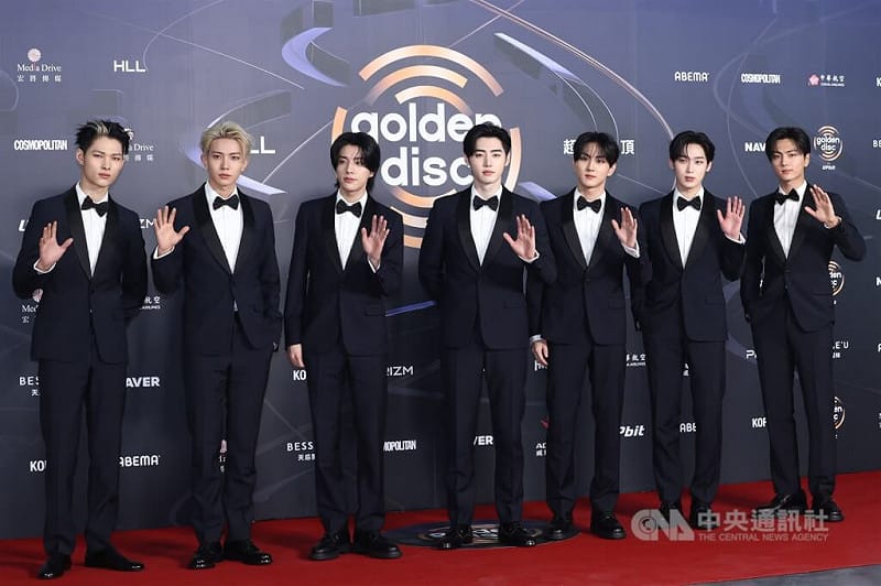 韓國男團ENHYPEN（圖）盛裝出席，在紅毯向台灣媒體揮手致意。&nbsp;&nbsp;&nbsp;圖 : 中央社/提供