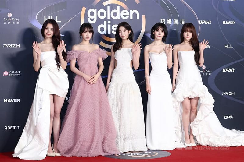 女團LE SSERAFIM（圖）踏上紅毯，各具剪裁造型的禮服與團員美貌相呼應，成功吸睛全場。&nbsp;&nbsp;&nbsp;圖 : 中央社/提供