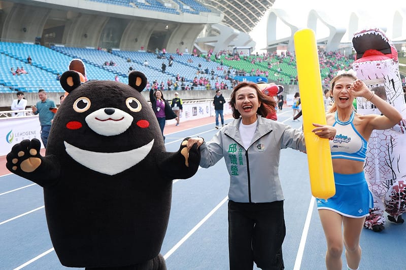 邱議瑩(中)帶領高雄熊衝到終點，大喊「接棒拚、高雄贏」。&nbsp;&nbsp;&nbsp;圖：邱議瑩辦公室/提供