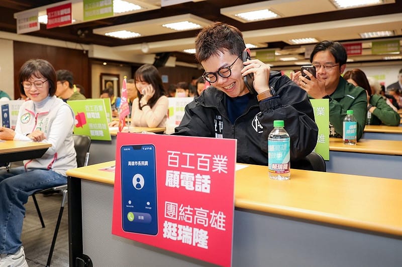 高雄市議員張博洋致電親友為賴瑞隆拉票。&nbsp;&nbsp;&nbsp;圖：賴瑞隆辦公室/提供