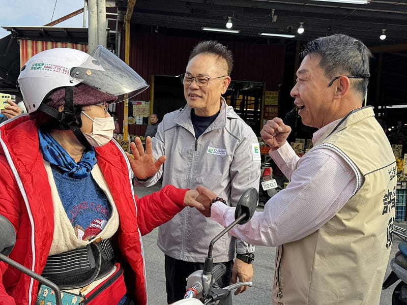 許智傑(右)與韓賜村(中)在林園早市展開密集拜票行程。&nbsp;&nbsp;&nbsp;圖：許智傑辦公室/提供