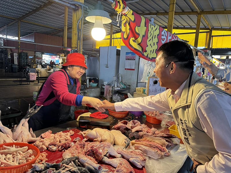 許智傑(右)在林園早市問候攤商。&nbsp;&nbsp;&nbsp;圖：許智傑辦公室/提供