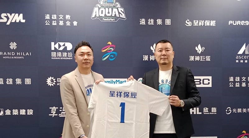 黃奕綱(左)從李偉誠(右)手中接過象徵球隊核心地位的「1號專屬背號短TEE」。&nbsp;&nbsp;&nbsp;圖：孫家銘攝