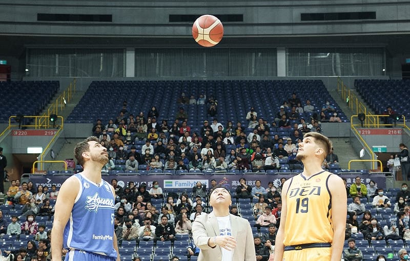 黃奕綱(中)與雙方球員代表共同完成開球儀式。&nbsp;&nbsp;&nbsp;圖：呈祥保經/提供