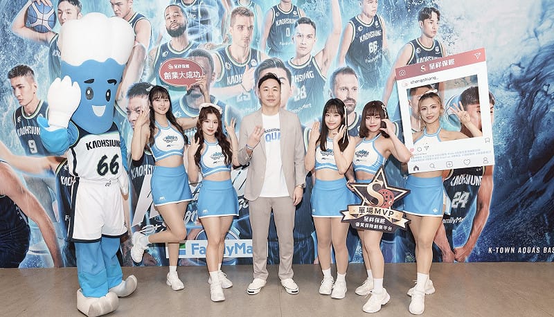 黃奕綱(中)與高雄全家海神職籃隊吉祥物與啦啦隊合影。&nbsp;&nbsp;&nbsp;圖：呈祥保經/提供