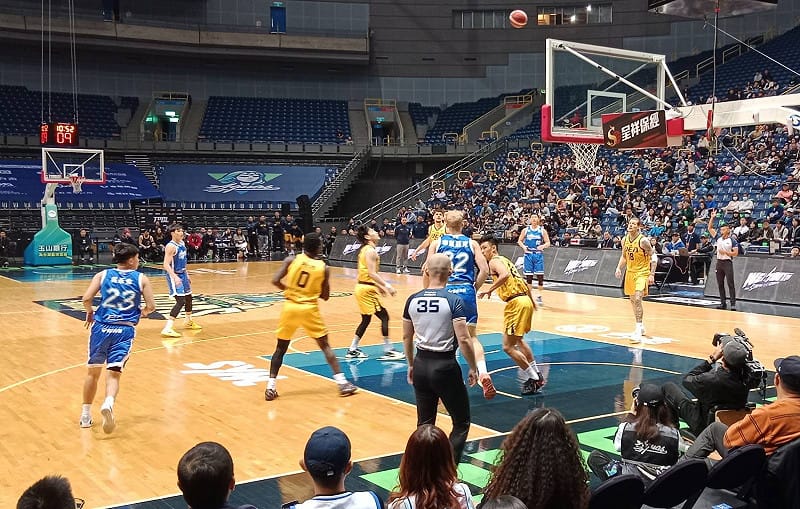 高雄全家海神(藍色球衣)終場以114：111力克來訪的新北中信特攻。&nbsp;&nbsp;&nbsp;圖：孫家銘攝