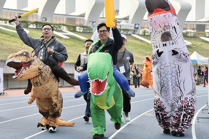 陳其邁(中)參加「最速恐龍爭霸賽」趣味接力賽。&nbsp;&nbsp;&nbsp;圖：高雄市運發局/提供