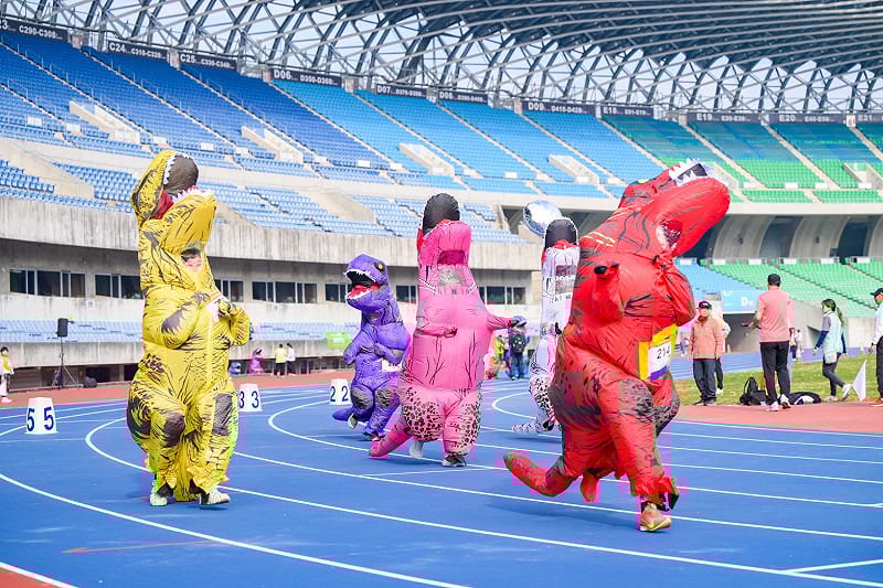 各式恐龍於高雄國家體育場田徑場同場競速。&nbsp;&nbsp;&nbsp;圖：高雄市運發局/提供