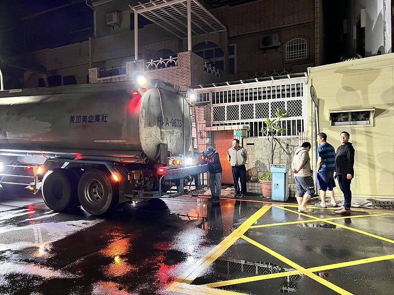 國際馬拉松選手遇住宿酒店缺水　市府緊急介入，協調水車供水解危機。&nbsp;&nbsp;&nbsp;圖：讀者提供