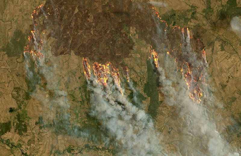  澳洲維多利亞州近日野火肆虐，已燃燒逾 35 萬公頃。圖為人造衛星 哨兵2號 所拍攝的維州災情畫面。 圖：翻攝自 X@SatSnapshots 