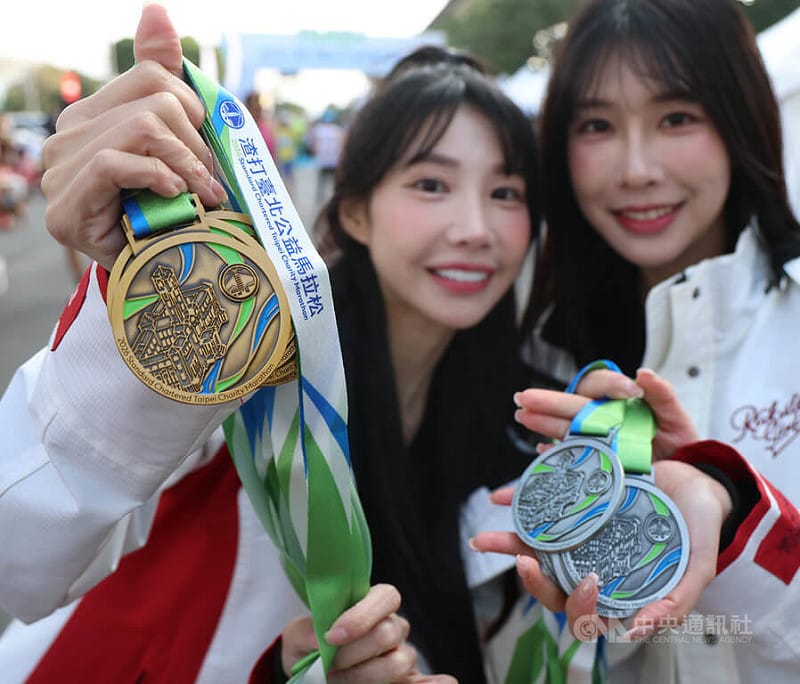 2026渣打台北公益馬拉松11日落幕，主辦單位頒發的各組別完賽獎牌大搞烏龍，賽事英文名稱2026 Standard Chartered Taipei Charity Marathon的Marathon（馬拉松）竟刻成Marathan。中央社記者張新偉攝　115年1月11日&nbsp;&nbsp;&nbsp;
