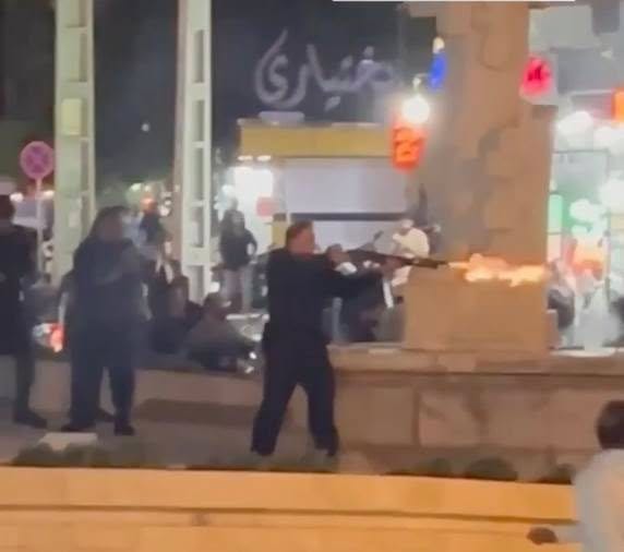 安全部隊一改過往鎮壓模式,展開暴力鎮壓,有目擊者指控軍警動用實彈、霰彈、催淚瓦斯與電擊器,導致多人中彈倒地。 圖:翻攝自 X 安全部隊一改過往鎮壓模式,展開暴力鎮壓,有目擊者指控軍警動用實彈、霰彈、催淚瓦斯與電擊器,導致多人中彈倒地。 圖:翻攝自 X