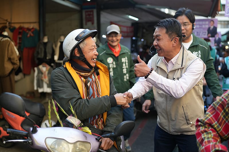 許智傑(右)走訪菜市場，與採買民眾近距離互動，受到鄉親熱情回應。&nbsp;&nbsp;&nbsp;圖：許智傑辦公室/提供