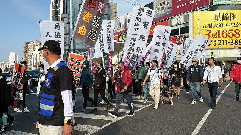 近百位民眾沿高雄市五福路、河東路、中正路、中華路、民生路、林森路遊行高呼「殺人償命，天經地義」口號。&nbsp;&nbsp;&nbsp;圖：中華公益事務發展協會/提供