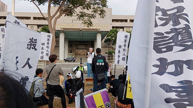 遊行民眾在高雄地方法院前靜坐。&nbsp;&nbsp;&nbsp;圖：孫家銘攝