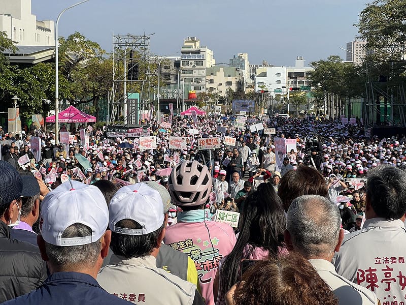 立委陳亭妃今日完成「女力市長・鐵馬精神」行動，鐵馬行經37區抵達台南市政府，全程超過500公里的路程，並在市府前舉辦首場造勢活動，逾3萬名支持者熱情迎接，立委王世堅也特地南下站台、壓軸獻唱掀起最高潮。&nbsp;&nbsp;&nbsp;圖：陳亭妃服務處提供