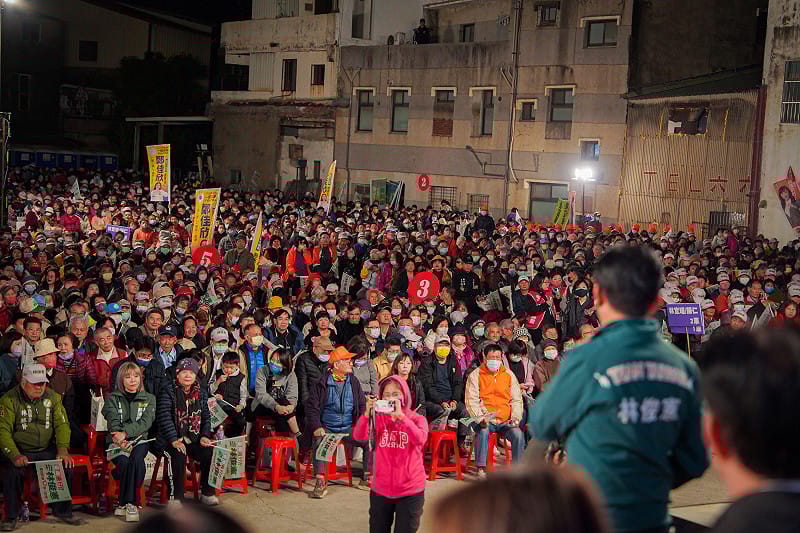 民進黨台南市長初選進入決戰階段，民調初選前最後一天晚上，大台南市長參選人林俊憲於台南永康舉辦大型團結造勢晚會，現場湧入超過2萬名鄉親到場力挺，高喊「唯一支持林俊憲」，氣氛熱烈，展現最後關頭全面整合、團結一致的強大氣勢。&nbsp;&nbsp;&nbsp;圖：林俊憲服務處提供