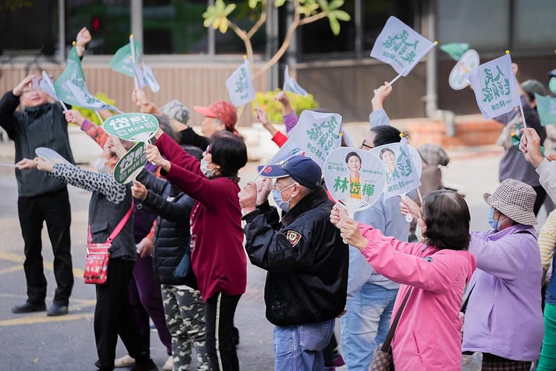 林岱樺車隊行經主要幹道，不少民眾一邊揮手、一邊「加油」聲此起彼落。&nbsp;&nbsp;&nbsp;圖：林岱樺辦公室提供