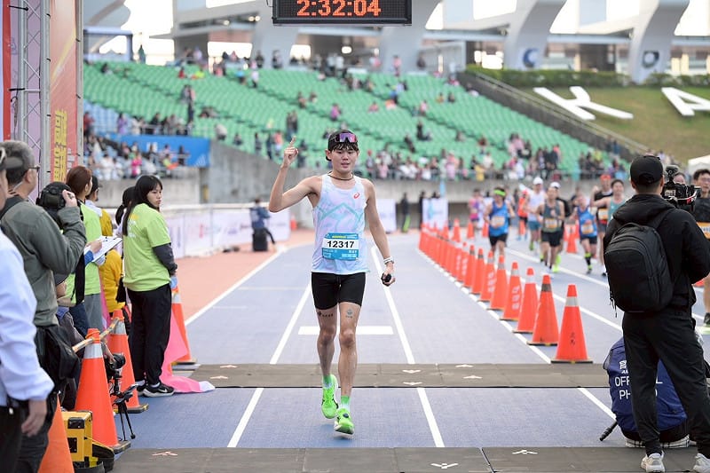國內全馬男子組由周鴻宇拿下第一名。&nbsp;&nbsp;&nbsp;圖：高雄市運發局/提供