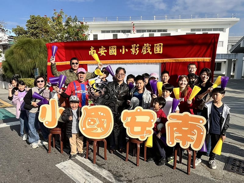 彌陀區南安國小影劇團為跑者加油。&nbsp;&nbsp;&nbsp;圖：高雄市運發局/提供