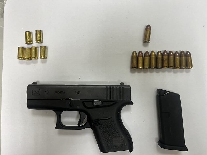 苗栗縣頭份市下公園旁12日清晨發生槍擊案，警方在涉案休旅車中查獲改造手槍1支、子彈共11發等犯案工具，正全力追查偵辦。（警方提供）中央社記者管瑞平傳真　115年1月12日&nbsp;&nbsp;&nbsp;