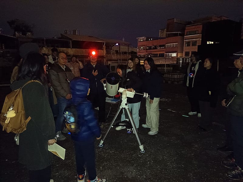 「星象指路．基隆夜行」走讀活動，晚間到了至善大樓頂樓觀星。&nbsp;&nbsp;&nbsp;圖：海大天文社提供