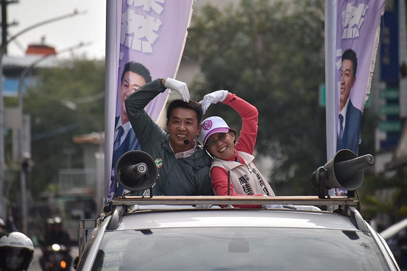 許智傑(左)與牽手在宣傳車上合擺愛心。&nbsp;&nbsp;&nbsp;圖：許智傑辦公室/提供