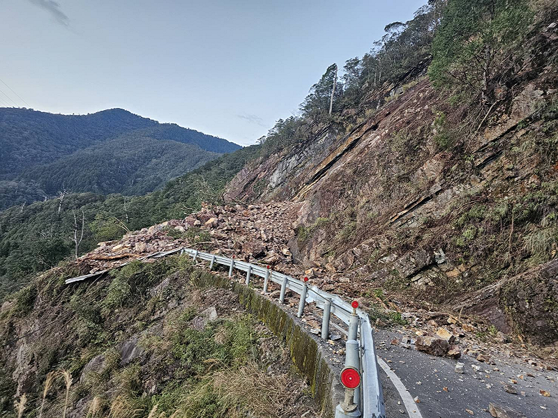 北橫公路台7線68.7K發生坍方阻斷。&nbsp;&nbsp;&nbsp;圖：交通部公路局/提供