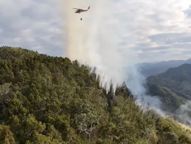 消防單位出動直升機執行空中灑水作業。&nbsp;&nbsp;&nbsp;圖：雲林縣消防局/提供