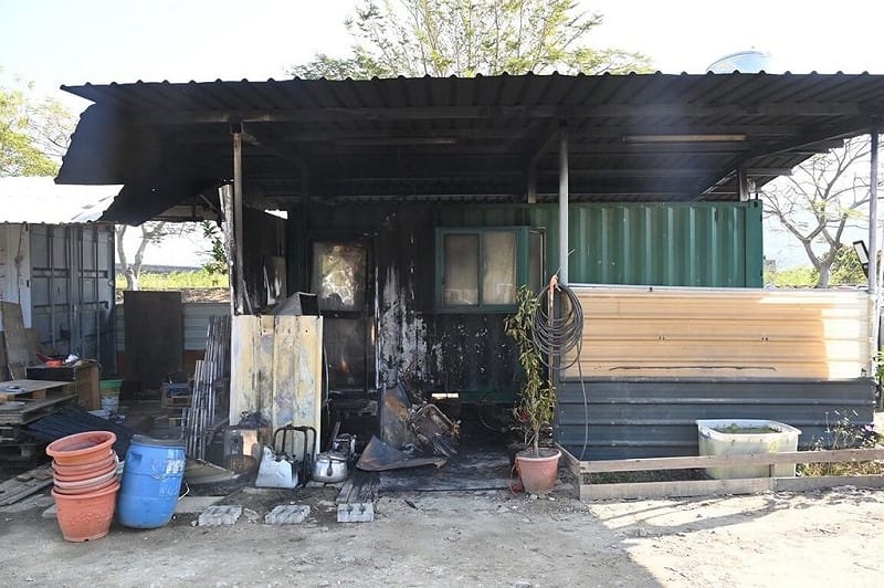 苗栗警分局13日指出，邱姓女子因平日飼養犬隻死亡，懷疑是郭姓男子故意毒害，故至郭男工寮縱火，燒毀電動機車和貨櫃屋，依公共危險罪移送偵辦。（警方提供）中央社記者管瑞平傳真　115年1月13日&nbsp;&nbsp;&nbsp;