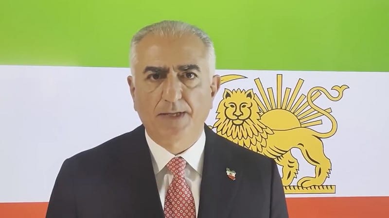 流亡海外的巴勒維王儲也呼籲民眾共同推翻哈梅內伊政權，「絕對不能留給他們喘息的空間」。&nbsp;&nbsp;&nbsp;圖：擷取自 @__Inty__ X 分享影片