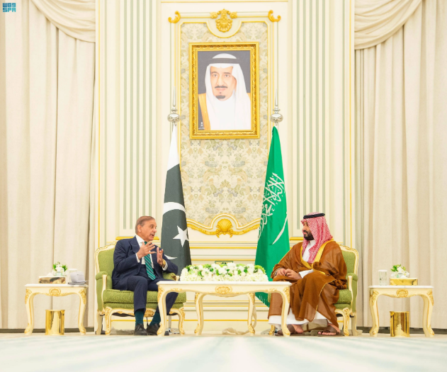 沙烏地阿拉伯與巴基斯坦於去年 9 月簽署的安全協議明文規定，對任一成員國的攻擊，將被視為對全體成員的攻擊，其設計模式被外界視為仿效北約《第五條款》的集體防衛精神。 圖:翻攝自搜狐