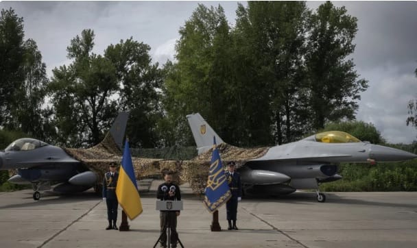  烏克蘭方面將盟國援助的 F-16 視為改變戰場形式的關鍵。圖為烏克蘭總統澤連斯基在 F-16 前進行演說。 圖：翻攝自 騰訊網 墨甲戰刃 