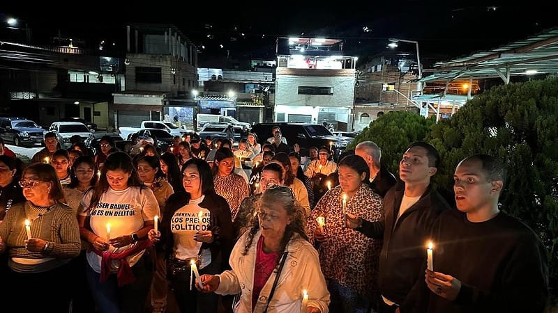 連日來，多名囚犯家屬在拘留中心外搭起帳篷守候，有人點燃蠟燭、懸掛抗議標語，甚至跪地祈禱，盼望獲得親人仍然存活的證明。 圖:翻攝自X帳號@emiduarte