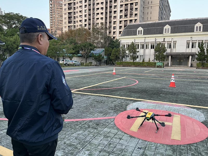 海巡署許靜芝副署長練習操控無人機。&nbsp;&nbsp;&nbsp;圖：海巡署提供