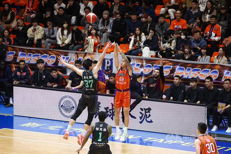 台灣職籃P.LEAGUE+ 桃園璞園領航猿隊13日主場迎戰洋基工程隊，領航猿球星盧峻翔（後中右）首節外線狂飆，順利達成生涯得分2000分里程碑。中央社記者王騰毅攝　115年1月13日&nbsp;&nbsp;&nbsp;