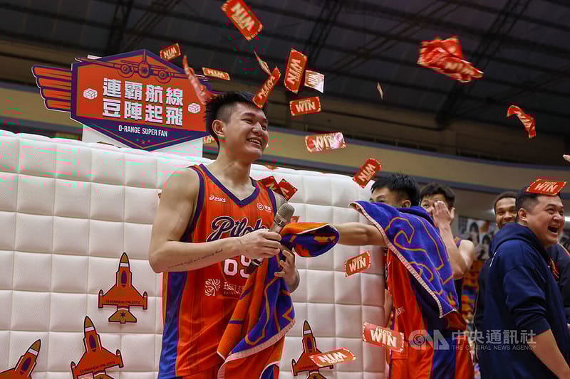 台灣職籃P.LEAGUE+ 桃園璞園領航猿隊13日迎戰洋基工程隊，領航猿「夜王」盧峻翔（中）攻下生涯單場新高的43分，並順利達成職業生涯2000分里程碑，助隊大比分勝出，賽後獲選單場MVP，開心接受隊友喝采。中央社記者王騰毅攝　115年1月13日&nbsp;&nbsp;&nbsp;