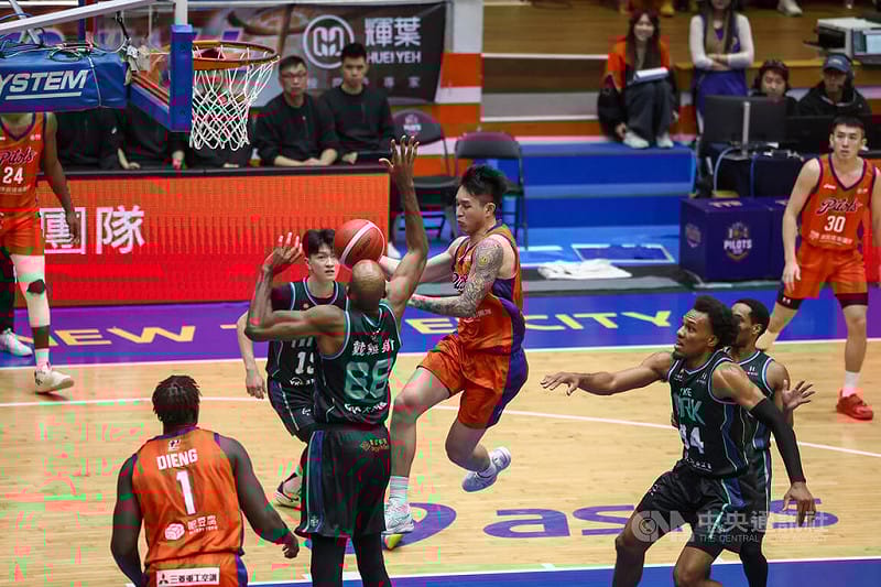 台灣職籃P.LEAGUE+ 桃園璞園領航猿隊13日在「夜王」盧峻翔（持球者）帶動下，全隊攻守都相當流暢，盧峻翔一度切入突破後妙傳助攻，最終個人全場攻下43分，助隊以131比95收下開季9連勝。中央社記者王騰毅攝  115年1月13日&nbsp;&nbsp;&nbsp;