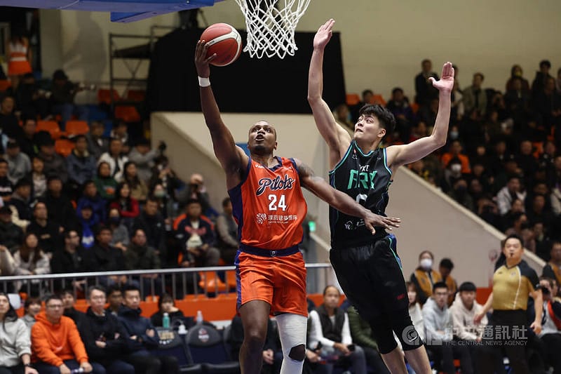 台灣職籃P.LEAGUE+桃園璞園領航猿隊13日以131比95擊敗洋基工程隊，笑收開季9連勝。領航猿陣中洋將葛拉漢（Treveon Graham）（持球者）全場貢獻24分10籃板，雙十好表現助隊搶勝。中央社記者王騰毅攝　115年1月13日&nbsp;&nbsp;&nbsp;