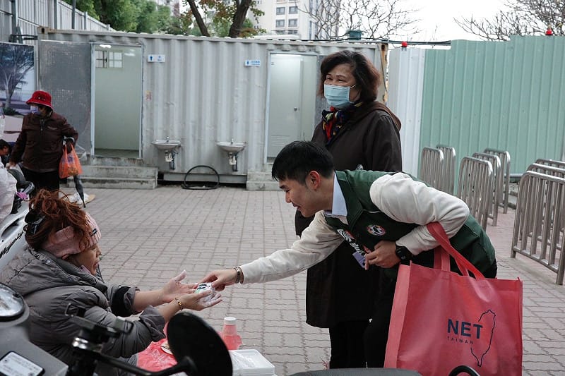 陳信秀強調自己最能夠彎下腰去傾聽選民需求。&nbsp;&nbsp;&nbsp;圖：陳信秀/提供