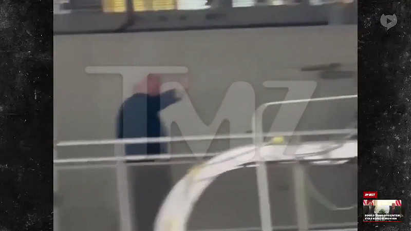 Sabula對川普高喊「戀童癖包庇者」！川普隨後轉向鏡頭，疑似低聲回罵「去你媽的」，並做出豎中指的手勢。&nbsp;&nbsp;&nbsp;圖:翻攝自影片