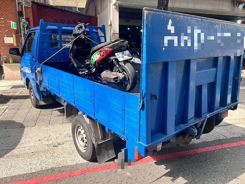 苗栗警方追查台72線深夜機車聚集競速，台中一家改裝車行涉案，日前執行搜索拘提，共拘提4人到案並查扣小貨車及改裝機車共2輛。（警方提供）中央社記者管瑞平傳真　115年1月14日&nbsp;&nbsp;&nbsp;