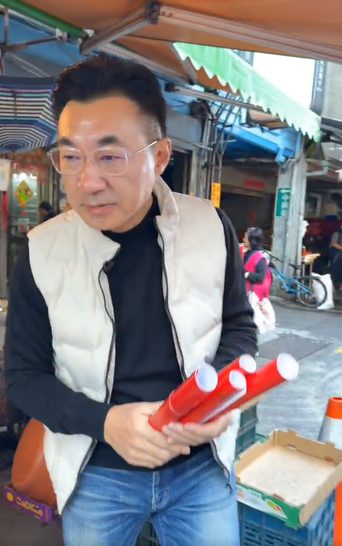 江啟臣上午到烏日市場發春聯。&nbsp;&nbsp;&nbsp;圖：取自江啟臣直播畫面