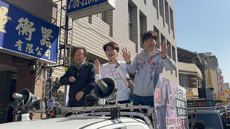 民進黨台南市長初選進入關鍵最後一天，綠委王世堅再度南下力挺陳亭妃，陪同車掃。&nbsp;&nbsp;&nbsp;圖：陳亭妃辦公室提供