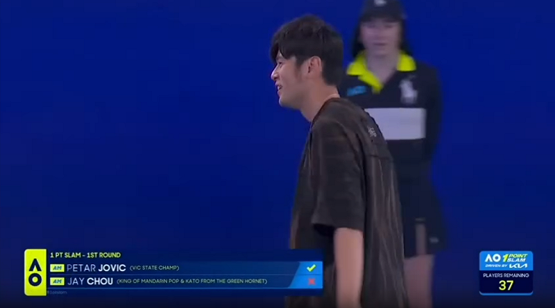 周杰倫對上澳洲職業陪練員約維奇直接被秒殺。&nbsp;&nbsp;&nbsp;圖：翻攝自官網