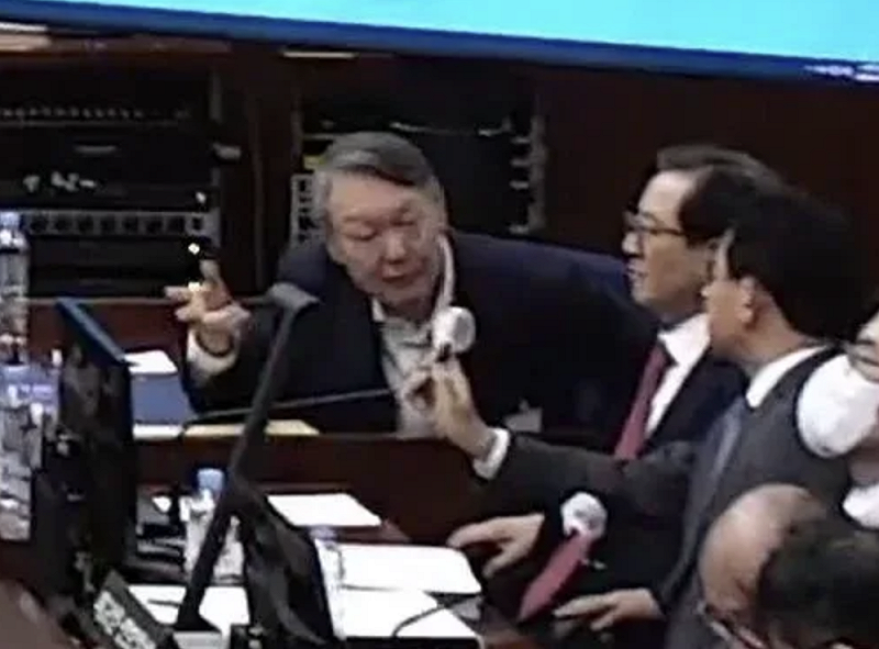 尹錫悅在庭上發表89分鐘的最後陳述，過程中明顯情緒激動。&nbsp;&nbsp;&nbsp;圖：翻攝自 紅星新聞