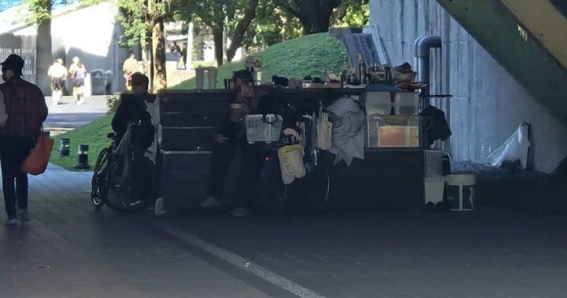 國民運動中心街友隨地小便，讓水溝惡臭難聞。&nbsp;&nbsp;&nbsp;圖：翻攝畫面